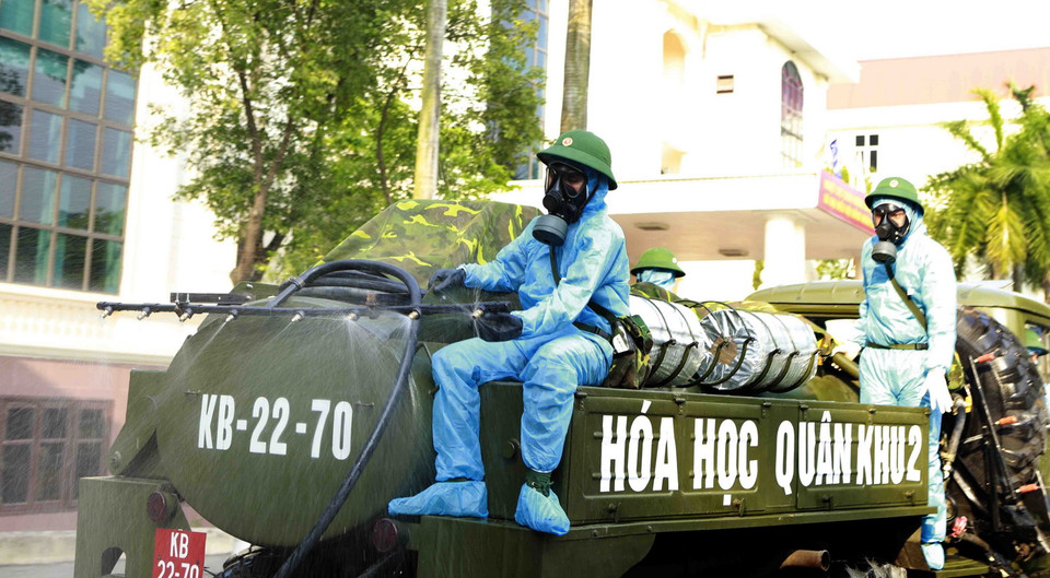 Các chiến sỹ Quân khu 2 điều khiển hệ thống phưn khử khuẩn trên xe đặc chủng tại UBND thành phố Vĩnh Yên. (Ảnh: Hoàng Hùng/TTXVN)