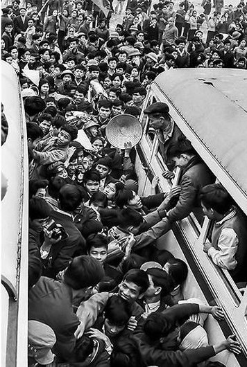 Trong thanh niên, ngày 9/8/1964, Trường Đại học sư phạm Hà Nội phát động phong trào “Ba sẵn sàng” với khẩu hiệu: Sẵn sàng chiến đấu và gia nhập lực lượng vũ trang; Sẵn sàng học tập và lao động xây dựng cuộc sống mới; Sẵn sàng đi tới nơi nào mà Tổ quốc cần đến. Trong ảnh: Sinh viên Đại học Tổng hợp Hà Nội nô nức xung phong lên đường nhập ngũ, năm 1971. (Ảnh: Tư liệu/TTXVN phát)