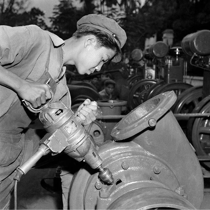 Trong công nghiệp và thủ công nghiệp có phong trào 'Sóng Duyên Hải', bắt đầu từ Nhà máy cơ khí Duyên Hải (Hải Phòng) với phong trào 'Người người thao diễn, ngành ngành thao diễn, đứng máy nào thao diễn máy ấy, dùng dụng cụ nào thao diễn dụng cụ ấy, sản xuất mặt hàng nào thao diễn mặt hàng ấy'. (Ảnh: Vũ Tín/TTXVN)