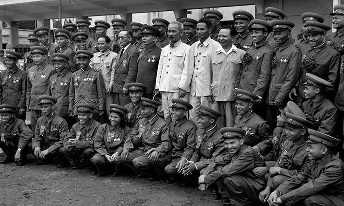 Chủ tịch Hồ Chí Minh và lãnh đạo Đảng, Nhà nước với đại biểu tại Đại hội tuyên dương Anh hùng, Chiến sĩ thi đua toàn quân lần thứ 3, ngày 7/5/1956. (Tư liệu TTXVN)