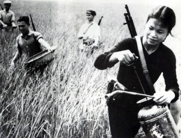 Tháng 11/1965, Tỉnh ủy Quảng Bình phát động phong trào thi đua 'Hai giỏi’(chiến đấu giỏi, sản xuất giỏi) nhằm động viên toàn quân, toàn dân trong tỉnh giương cao ngọn cờ thi đua 'Quyết tâm đánh thắng giặc Mỹ xâm lược'. 'Hai giỏi' trở thành phong trào quần chúng thi đua lập công trên mặt trận chiến đấu và lao động sản xuất của quân và dân Quảng Bình trong suốt kháng chiến chống Mỹ giai đoạn 1965-1975. (Ảnh: Tư liệu/TTXVN phát)