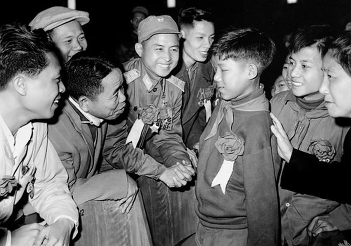 Em Hoa Xuân Tứ, học sinh lớp 6 (Nghệ An), cụt cả hai tay vẫn nỗ lực học tập trở thành “Cháu ngoan Bác Hồ” và kiện tướng về thể dục tại Đại hội anh hùng, chiến sỹ thi đua toàn quốc lần thứ IV (tháng 1/1967). (Ảnh: Tư liệu/TTXVN)