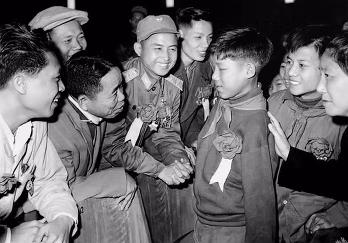 Em Hoa Xuân Tứ, học sinh lớp 6 (Nghệ An), cụt cả hai tay vẫn nỗ lực học tập trở thành “Cháu ngoan Bác Hồ” và kiện tướng về thể dục tại Đại hội anh hùng, chiến sỹ thi đua toàn quốc lần thứ IV (tháng 1/1967). (Ảnh: Tư liệu/TTXVN)