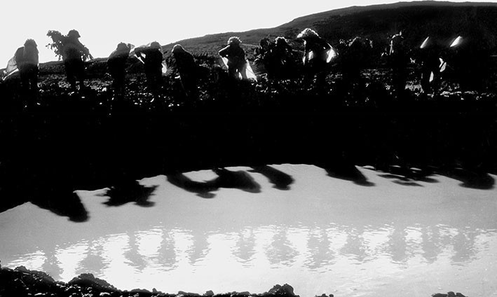 Trong thanh niên, ngày 9/8/1964, Trường Đại học sư phạm Hà Nội phát động phong trào 'Ba sẵn sàng' với khẩu hiệu: Sẵn sàng chiến đấu và gia nhập lực lượng vũ trang; Sẵn sàng học tập và lao động xây dựng cuộc sống mới; Sẵn sàng đi tới nơi nào mà Tổ quốc cần đến. Trong ảnh: Thanh niên xung phong lấp hố bom trên Ngã ba Đồng Lộc (Hà Tĩnh). (Ảnh: Văn Sắc/TTXVN)