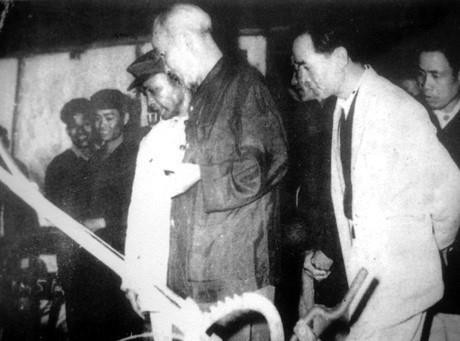 Trong thủ công nghiệp nổi lên đơn vị lá cờ đầu là hợp tác xã Thành Công (Thanh Hóa) hoàn thành kế hoạch 5 năm trước thời hạn. Trong ảnh: Chủ tịch Hồ Chí Minh thăm HTX Cơ khí Thành Công. (Ảnh: Tư liệu/TTXVN phát)