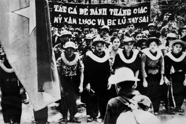 Hưởng ứng phong trào 'Năm xung phong' từ năm 1965, đông đảo đoàn viên, thanh niên các tỉnh Nam bộ gia nhập các đội thanh niên xung phong lên đường đánh Mỹ với lời thề 'Tất cả để đánh thắng giặc Mỹ và bè lũ tay sai'. (Ảnh: Tư liệu/TTXVN phát)