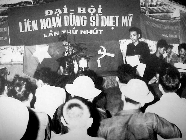 Trên chiến trường miền Nam, hàng loạt phong trào thi đua đã ra đời. Trong ảnh: Đại hội liên hoan Dũng sĩ diệt Mỹ lần thứ nhất của huyện Củ Chi, năm 1966. (Ảnh: Tư liệu/TTXVN phát)