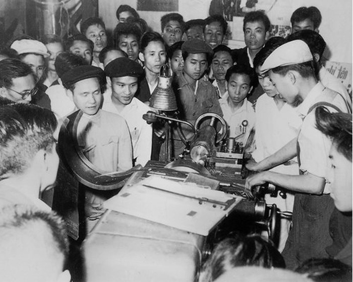 Trong công nghiệp và thủ công nghiệp có phong trào 'Sóng Duyên Hải' bắt đầu từ Nhà máy cơ khí Duyên Hải (Hải Phòng) với phong trào 'Người người thao diễn, ngành ngành thao diễn, đứng máy nào thao diễn máy ấy, dùng dụng cụ nào thao diễn dụng cụ ấy, sản xuất mặt hàng nào thao diễn mặt hàng ấy'. Trong ảnh: Một buổi thao diễn kỹ thuật của công nhân nhà máy cơ khí Duyên Hải, Hải Phòng - lá cờ đầu của ngành công nghiệp miền Bắc đầu những năm 60, thế kỷ XX. (Ảnh: Tư liệu/TTXVN)