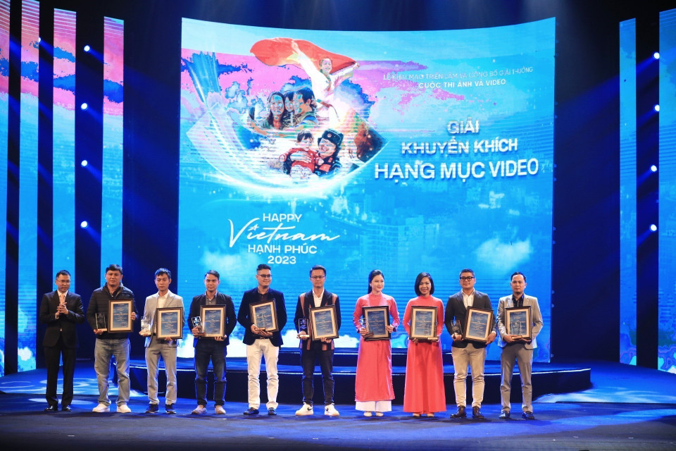 Các tác giả đạt Giải Khuyến khích hạng mục Video. (Ảnh: Tuấn Anh/TTXVN)