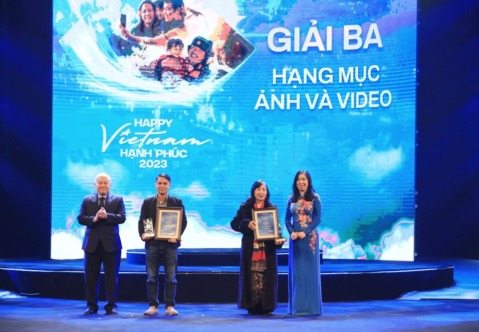 Các tác giả đạt Giải Ba hạng mục Ảnh và Video. (Ảnh: Tuấn Anh/TTXVN)