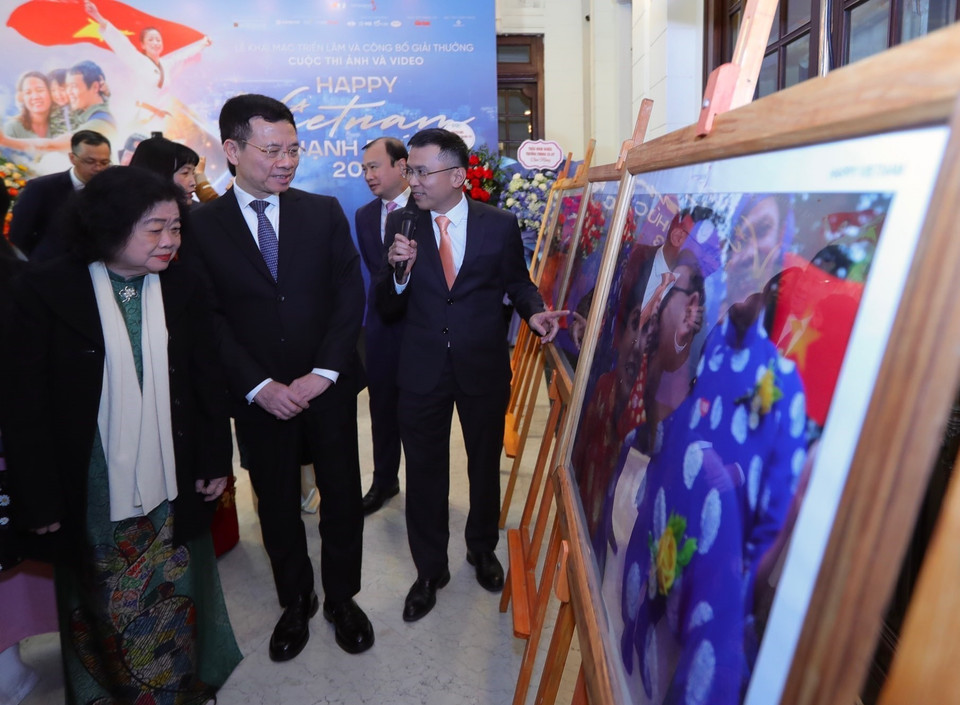 Nguyên Phó Chủ tịch nước Trương Mỹ Hoa và Bộ trưởng Bộ Thông tin và Truyền thông Nguyễn Mạnh Hùng cùng các đại biểu tham quan triển lãm. (Ảnh: Hoàng Hiếu/TTXVN)