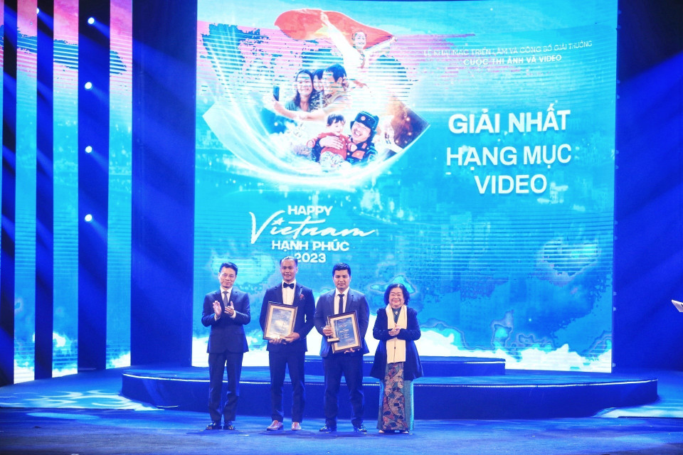 Bộ trưởng Bộ Thông tin và Truyền thông Nguyễn Mạnh Hùng và nguyên Phó Chủ tịch nước Trương Mỹ Hoa trao Giải Nhất hạng mục Ảnh và Video cho các tác giả. (Ảnh: Tuấn Anh/TTXVN)