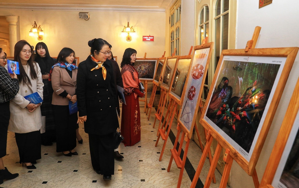 Các đại biểu tham quan triển lãm ảnh tại lễ trao giải. (Ảnh: Tuấn Anh/TTXVN)