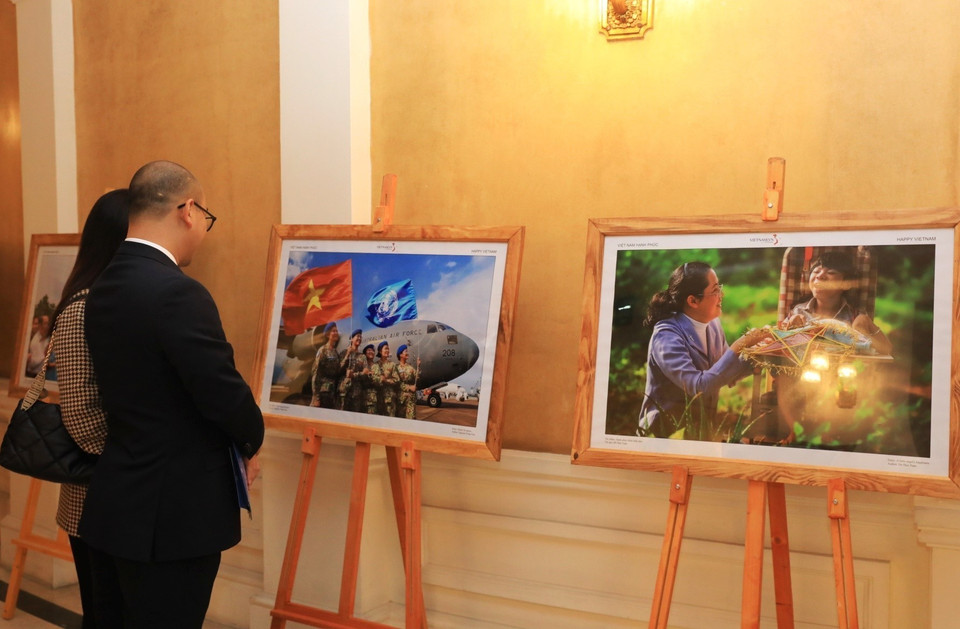 Từ hơn 7.000 tác phẩm tham dự, Ban tổ chức đã lựa chọn 70 tác phẩm ảnh, 14 tác phẩm video để trưng bày triển lãm. (Ảnh: Tuấn Anh/TTXVN)