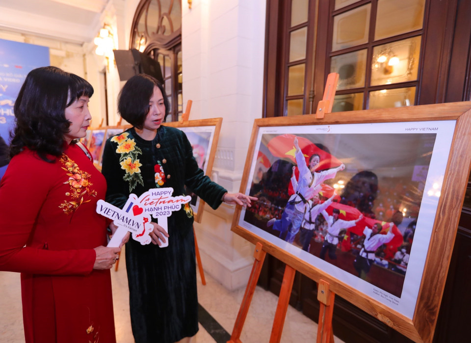 Tổng Giám đốc TTXVN Vũ Việt Trang và Chủ tịch Hội Nghệ sỹ Nhiếp ảnh Việt Nam Trần Thị Thu Đông tham quan triển lãm ảnh. (Ảnh: Hoàng Hiếu/TTXVN)