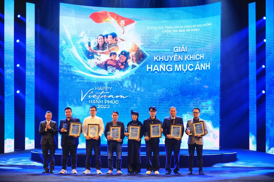 Các tác giả đạt Giải Khuyến khích hạng mục Ảnh. (Ảnh: Tuấn Anh/TTXVN)