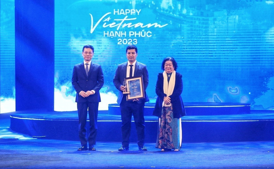 Phóng viên Bùi Cương Quyết, Ban biên tập Ảnh TTXVN đã đạt Giải Nhất hạng mục Ảnh với tác phẩm “Bay lên Việt Nam”. (Ảnh: Tuấn Anh/TTXVN)