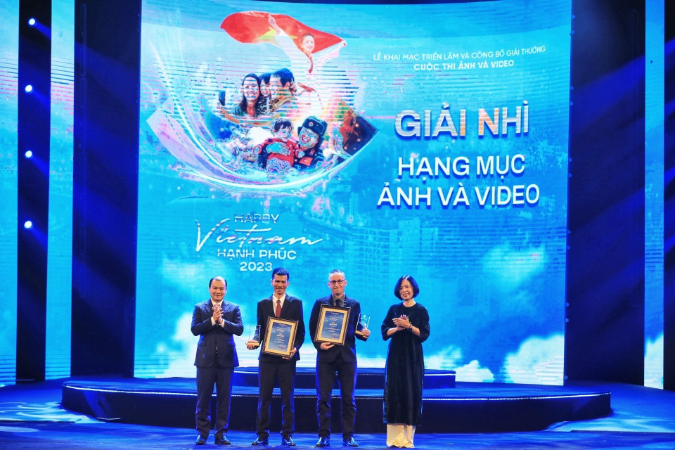 Tổng Giám đốc Thông tấn xã Việt Nam Vũ Việt Trang và Phó Trưởng Ban Tuyên giáo Trung ương Lê Hải Bình trao Giải Nhì cho các tác giả. (Ảnh: Tuấn Anh/TTXVN)