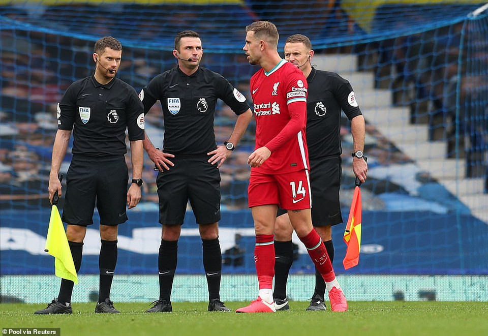 Jordan Henderson không hài lòng với quyết định của các trọng tài. (Nguồn: Reuters)