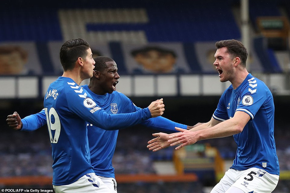 James Rodriguez (trái) là người kiến tạo cho Keane từ chấm đá phạt góc. (Nguồn: Getty Images)