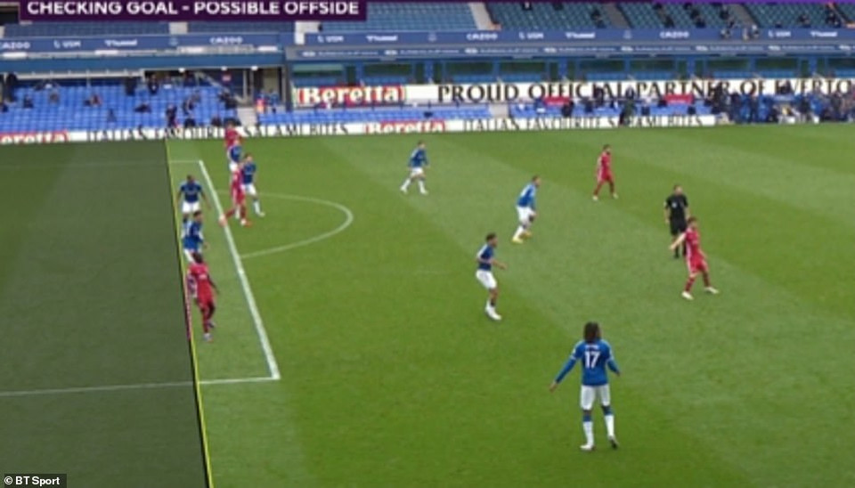 ...khi cho rằng Mane đã việt vị trước khi kiến tạo cho Jordan Henderson ghi bàn. (Nguồn: BT Sport)