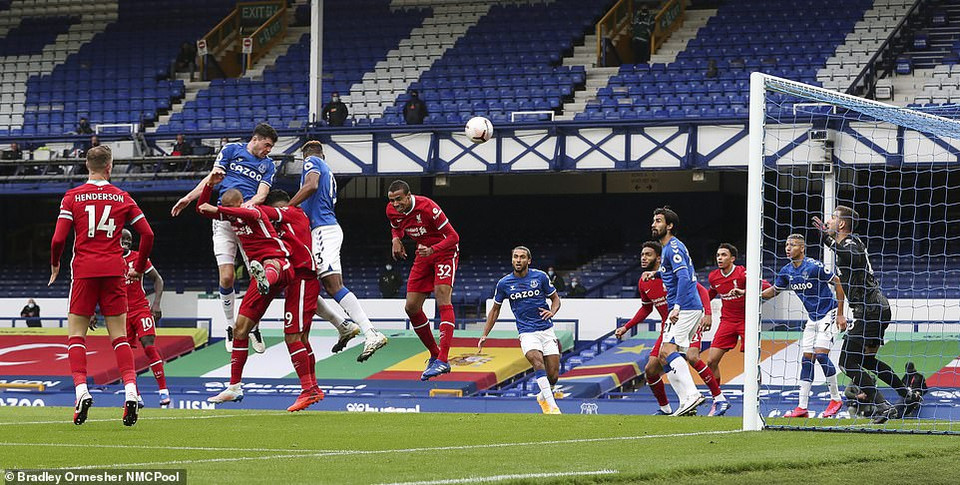 Đến phút 19, Everton có bàn gỡ hòa 1-1 nhờ pha đánh đầu của Michael Keane. (Nguồn: Daily Mail)
