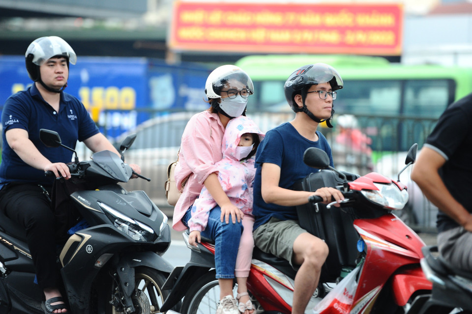 Người dân trở về quê trong ngày đầu kỳ nghỉ lễ. (Ảnh: Minh Đức/TTXVN)