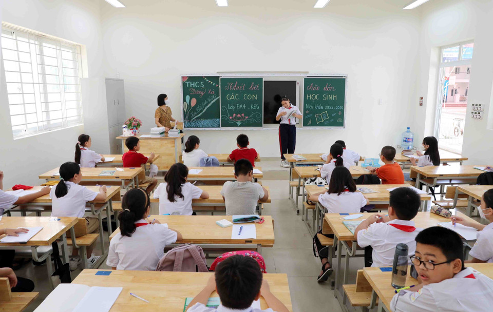 Các trường đều thực hiện việc cho học sinh tựu trường đúng theo kế hoạch năm học, để học sinh được làm quen với trường lớp, giáo viên và bạn bè, tạo tâm lý phấn khởi, sẵn sàng cho ngày hội khai giảng năm học mới. (Ảnh: Thanh Tùng/TTXVN) 