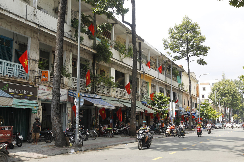 Các chung cư trên đường Nguyễn Thái Bình, Quận 1 treo cờ chào mừng Cách mạng Tháng Tám và Quốc Khánh 2/9. (Ảnh: Thanh Vũ/TTXVN)