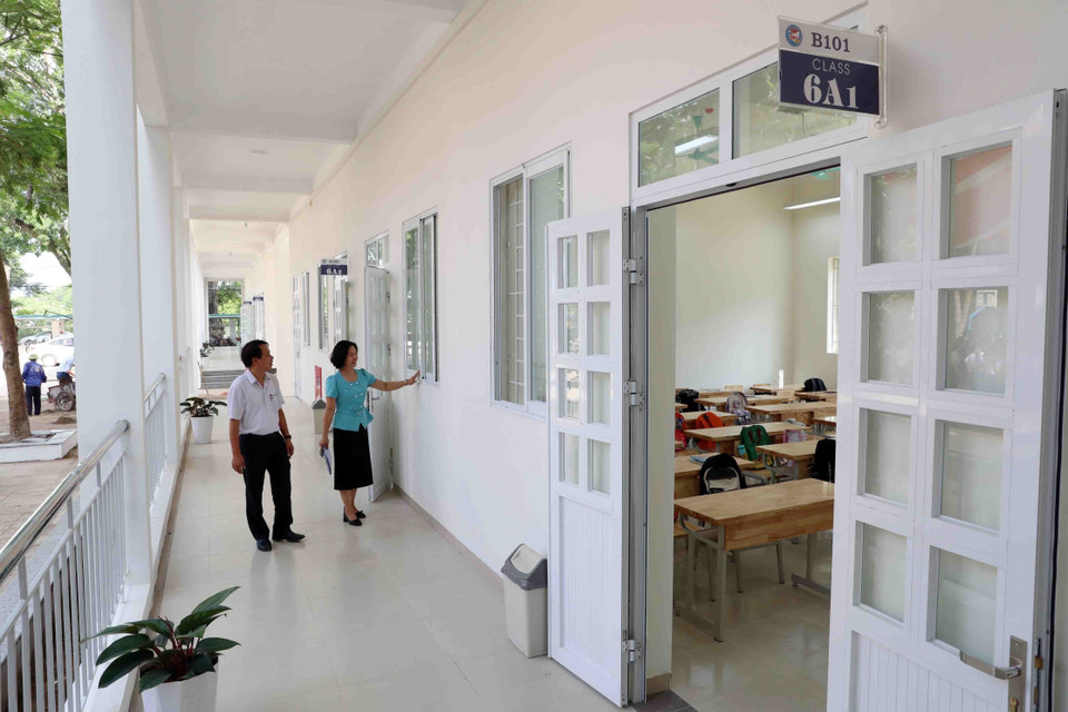 Chuẩn bị cho năm học mới, trường THCS Dương Xá (huyện Gia Lâm, Hà Nội) đã xây mới 19 phòng học, 8 nhà vệ sinh học sinh; sửa chữa, cải tạo 08 phòng học, thư viện, 2 phòng học bộ môn, sân tập đa năng. (Ảnh: Thanh Tùng/TTXVN)