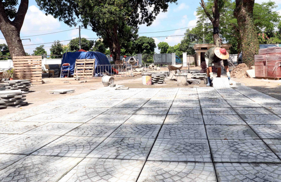 Sân trường THCS Phù Đổng (huyện Gia Lâm, Hà Nội) đang được gấp rút thi công lát gạch mới, đảm bảo kịp tiến độ trước ngày khai giảng. (Ảnh: Thanh Tùng/TTXVN)