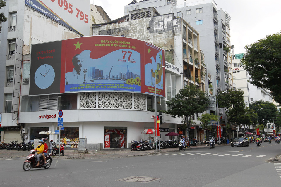 Trang hoàng nhiều cờ hoa chào mừng Cách mạng Tháng Tám và Quốc Khánh 2/9 tại đường Phạm Ngũ Lão, Quận 1. (Ảnh: Thanh Vũ/TTXVN)