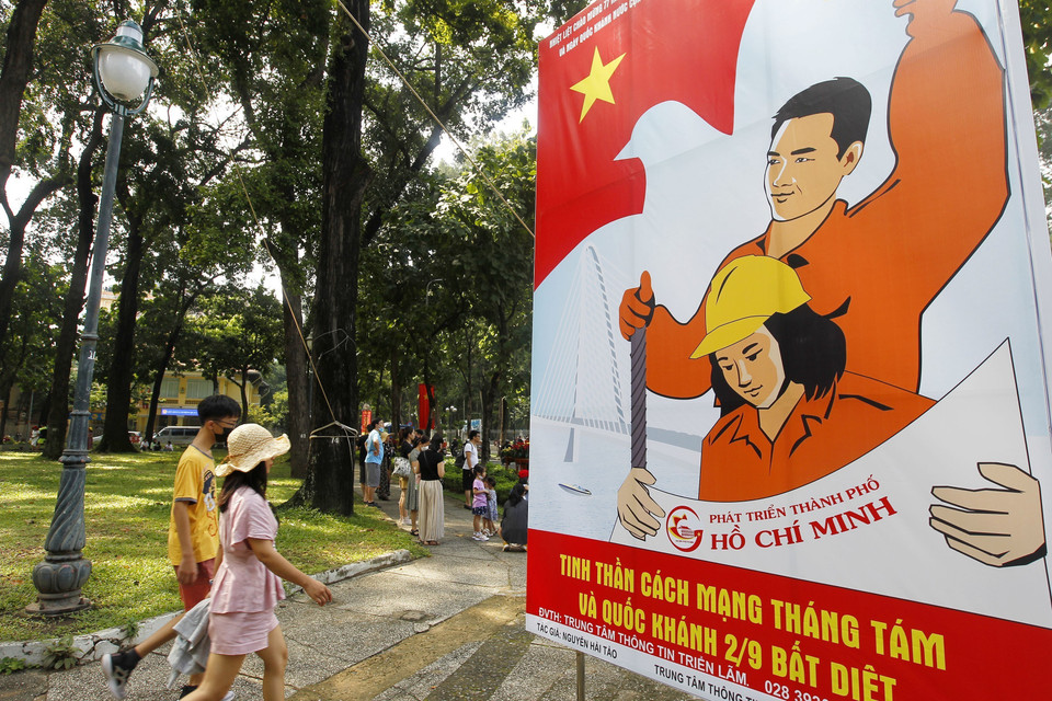 Hình ảnh pano, ápphích chào mừng Cách mạng Tháng Tám và Quốc Khánh 2/9 góc đường Lê Duẩn-Nam Kỳ Khởi Nghĩa, Quận 1, Thành phố Hồ Chí Minh. (Ảnh: Thanh Vũ/TTXVN)