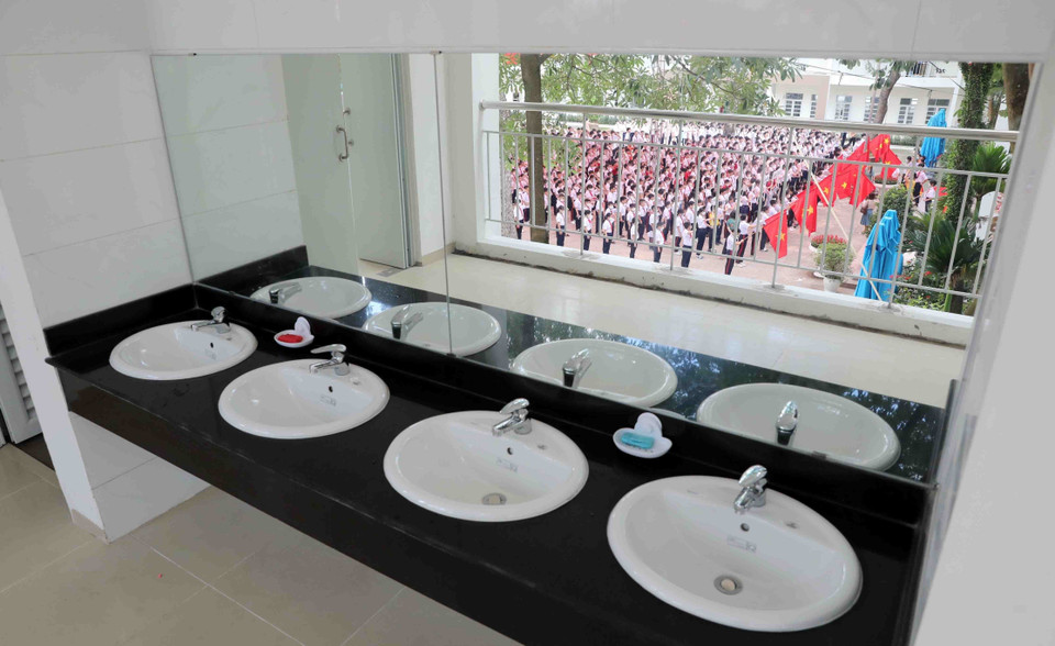 Khu rửa tay cho học sinh được nâng cấp sạch sẽ, sáng sủa để các thực hiện tốt việc giữ vệ sinh cá nhân hàng ngày khi tới trường. (Ảnh: Thanh Tùng/TTXVN)