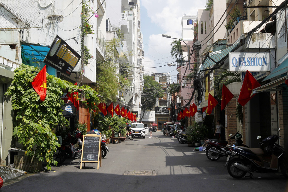 Đường Lê Thị Hồng Gấm, Quận 1, rực rỡ cờ hoa. (Ảnh: Thanh Vũ/TTXVN)
