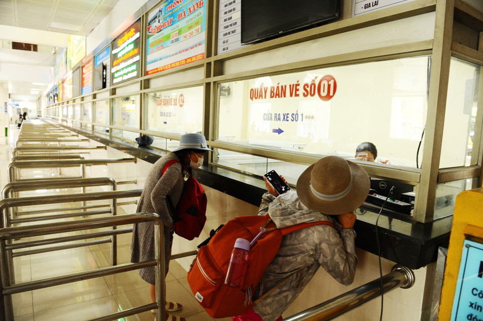 Phòng bán vé tại bến xe Giáp Bát thưa vắng người. (Ảnh: Minh Đức/TTXVN)