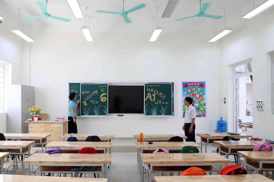 Những phòng học mới với trang thiết bị đồng bộ, hiện đại tạo môi trường học tập tốt cho học sinh trong năm học mới cận kề. (Ảnh: Thanh Tùng/TTXVN)