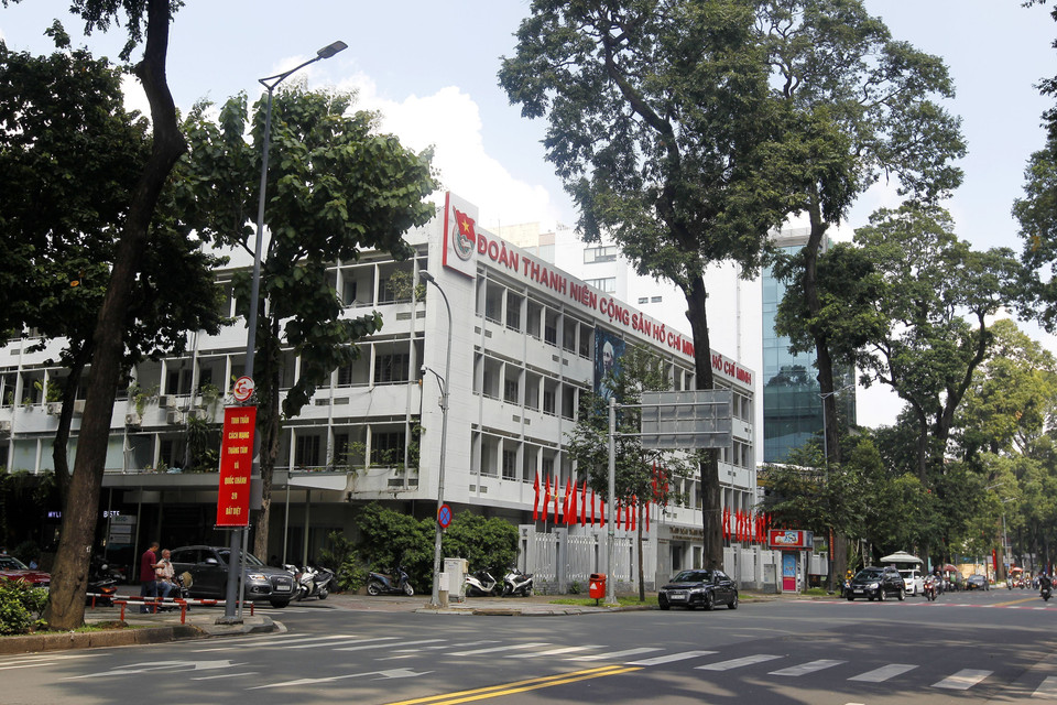 Nhiều tòa nhà trên tuyến đường Phạm Ngọc Thạch, Quận 1, Thành phố Hồ Chí Minh trang hoàng cờ hoa chào mừng Cách mạng Tháng Tám và Quốc Khánh 2/9. (Ảnh: Thanh Vũ/TTXVN)