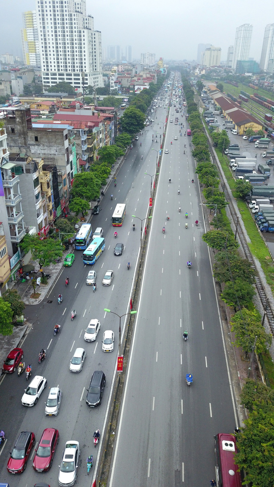 Mật độ giao thông tại đường Giải Phóng. (Ảnh: Minh Đức/TTXVN)