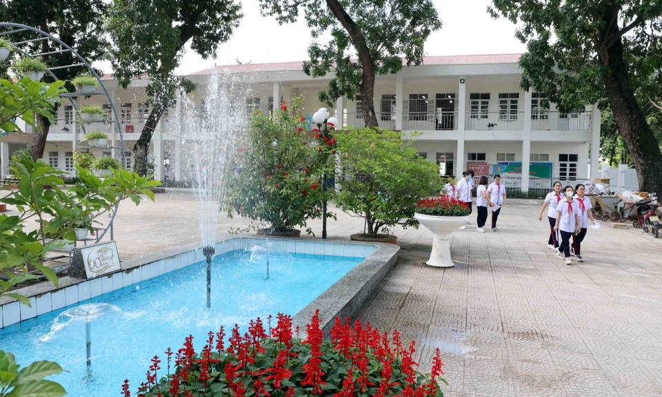 Chuẩn bị cho năm học mới, trường THCS Dương Xá (huyện Gia Lâm, Hà Nội) đã rà soát mua bổ sung các thiết bị, vật tư y tế phục vụ công tác phòng, chống dịch COVID-19; Bổ sung, tu bổ cây hoa, cây cảnh trong các bồn hoa, trên hành lang lớp học. (Ảnh: Thanh Tùng/TTXVN)