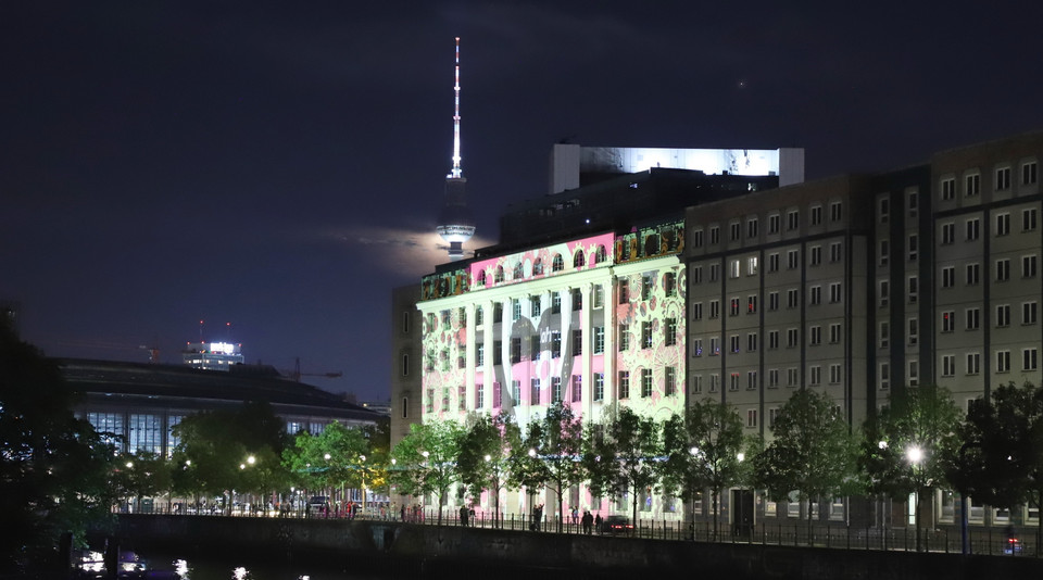 Ánh sáng được chiếu lên tòa nhà cạnh sông Spree ở Berlin. (Ảnh: Mạnh Hùng/TTXVN)