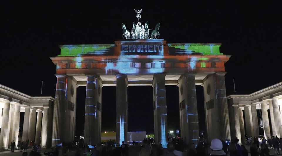 Ánh sáng chiếu lên Cổng thành Brandenburg ở Berlin. (Ảnh: Mạnh Hùng/TTXVN)