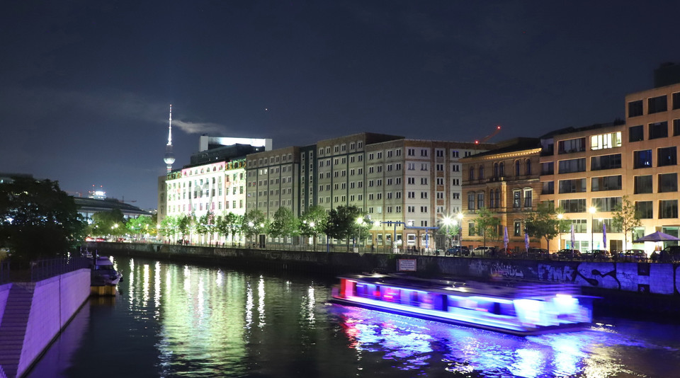 Ánh sáng được chiếu lên tòa nhà cạnh sông Spree ở Berlin. (Ảnh: Mạnh Hùng/TTXVN)