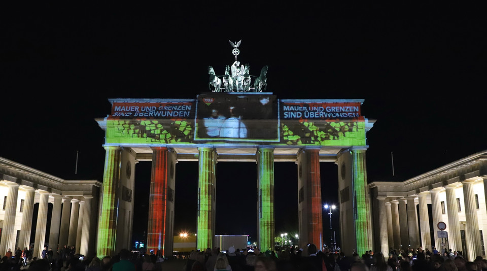 Ánh sáng chiếu lên Cổng thành Brandenburg ở Berlin. (Ảnh: Mạnh Hùng/TTXVN)