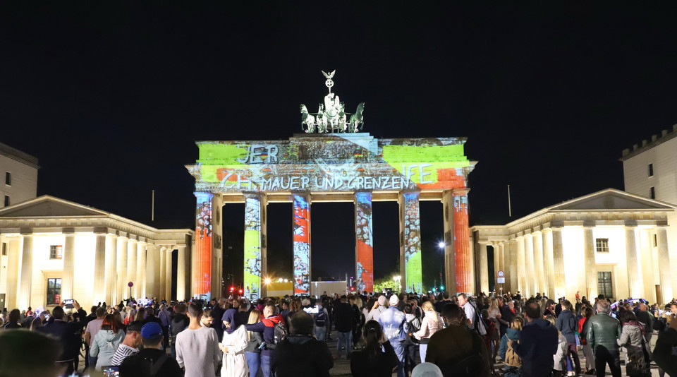 Ánh sáng chiếu lên Cổng thành Brandenburg ở Berlin. (Ảnh: Mạnh Hùng/TTXVN)