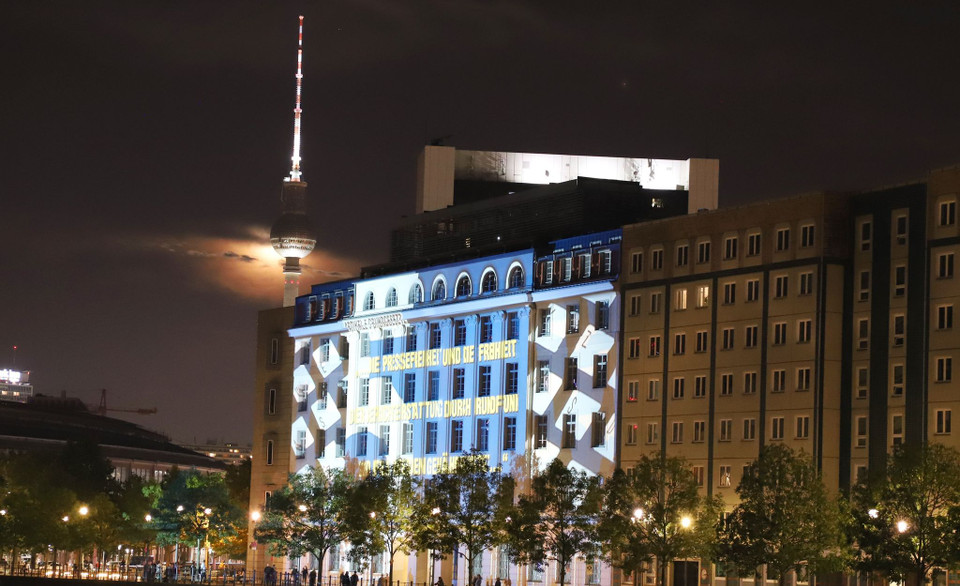 Ánh sáng được chiếu lên tòa nhà cạnh sông Spree ở Berlin. (Ảnh: Mạnh Hùng/TTXVN)