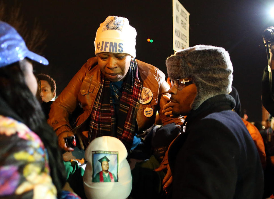 Lesley McSpadden, mẹ của Michael Brown, đang được đưa khỏi khu vực phía trước sở cảnh sát Ferguson. (Nguồn: Getty Images)