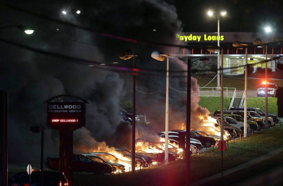 Những chiếc xe bốc cháy tại một cửa hàng bán xe ô tô vào thứ 3 ngày 25/11 ở Dellwood, Missouri, Mỹ. (Nguồn: AP)