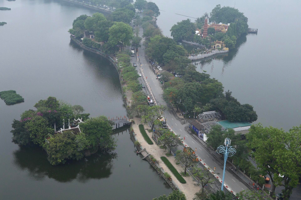 Đoàn xe đưa linh cữu nguyên Chủ tịch nước, Đại tướng Lê Đức Anh qua đường Thanh Niên (Hà Nội). (Ảnh: Minh Quyết/ TTXVN)