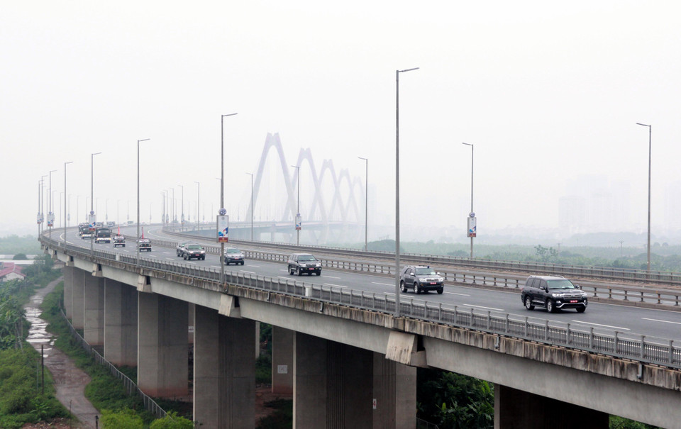 Đoàn xe đưa linh cữu nguyên Chủ tịch nước, Đại tướng Lê Đức Anh di chuyển trên cầu Nhật Tân ra sân bay Quốc tế Nội Bài. (Ảnh: Quang Quyết /TTXVN)